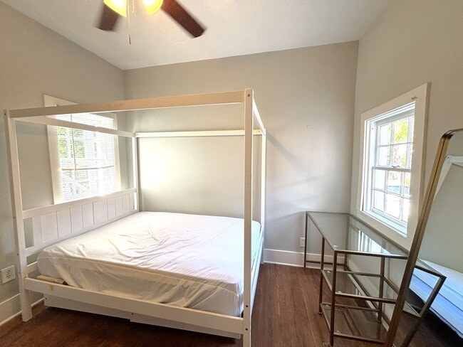 Building Photo - 148S