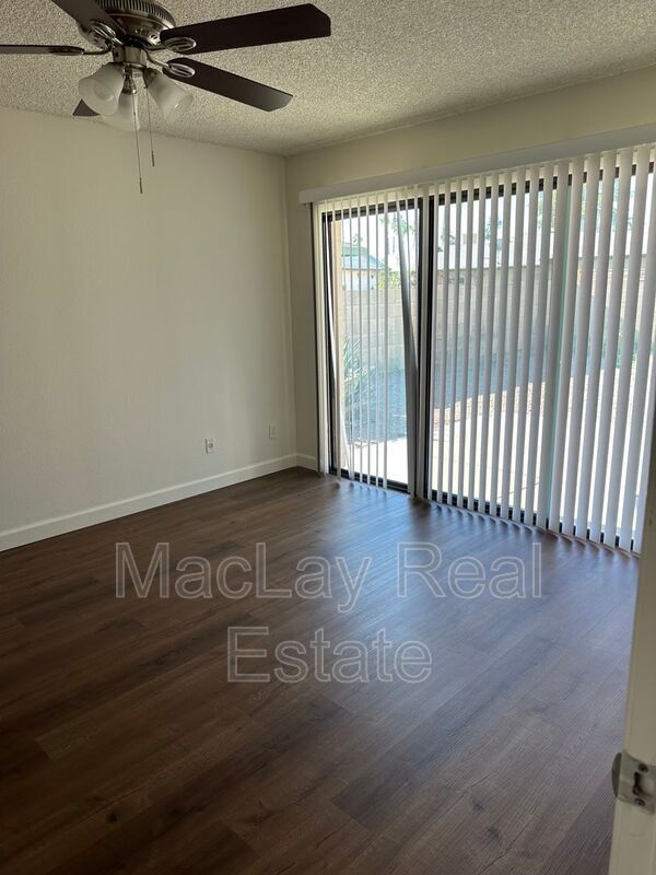 Building Photo - 1221 E Watson Dr