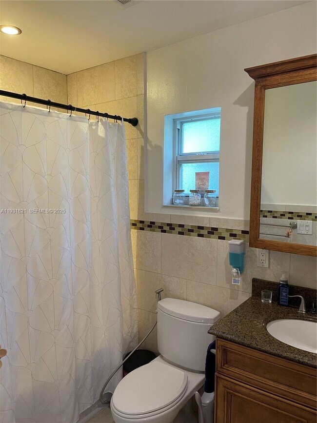 Building Photo - 10840 Westwood Lake Dr