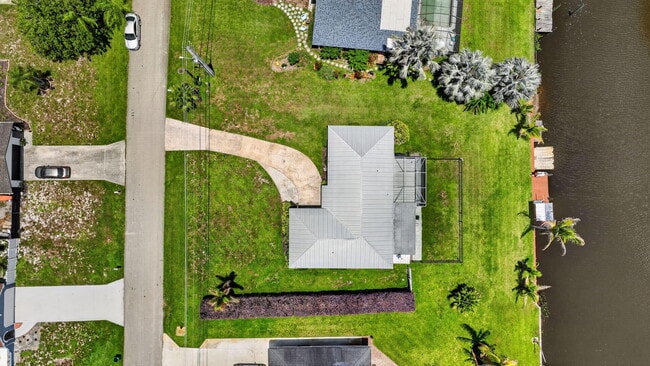 Building Photo - 416 SE Naranja Ave