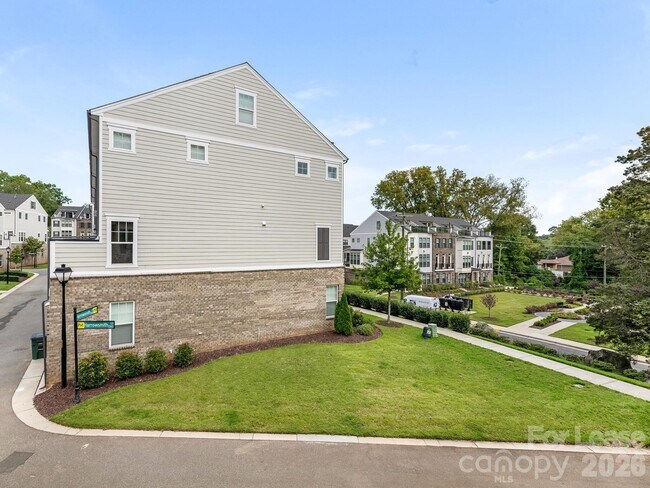 Building Photo - 2555 Deacon Ave