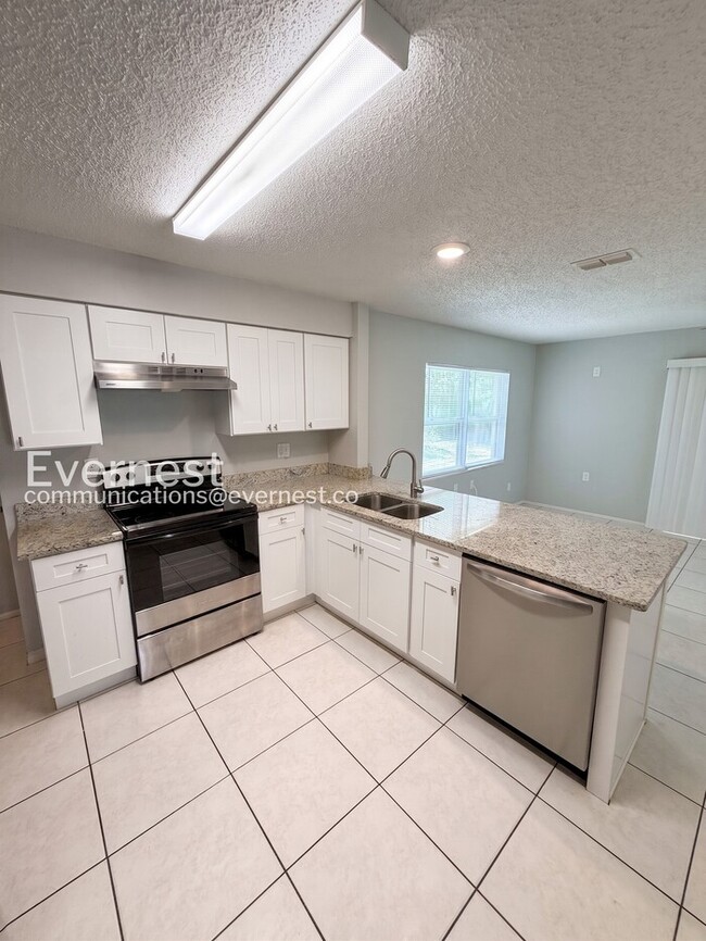 Building Photo - 3 Bed, 2 Bath Home with Spacious Yard and Attached Garage for Rent / Available Soon!