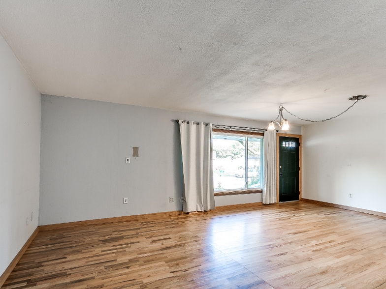 Building Photo - 2204 Melrose Ave