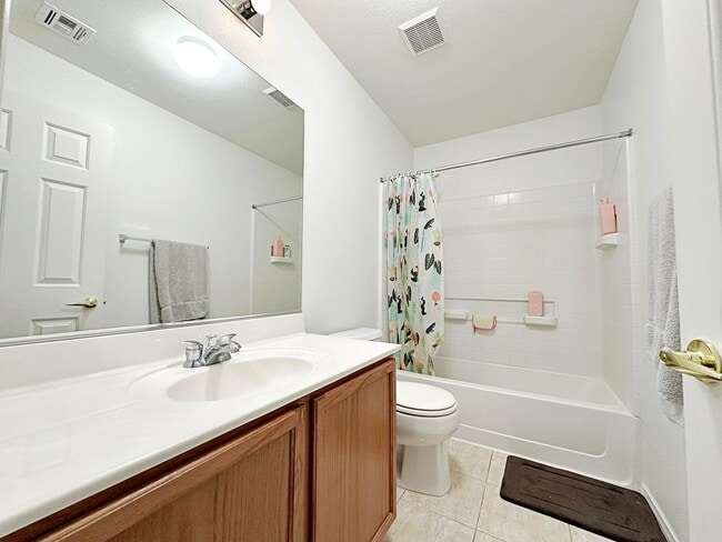 Building Photo - 3 BEDROOM + LOFT HOME IN GATED COMMUNITY I...