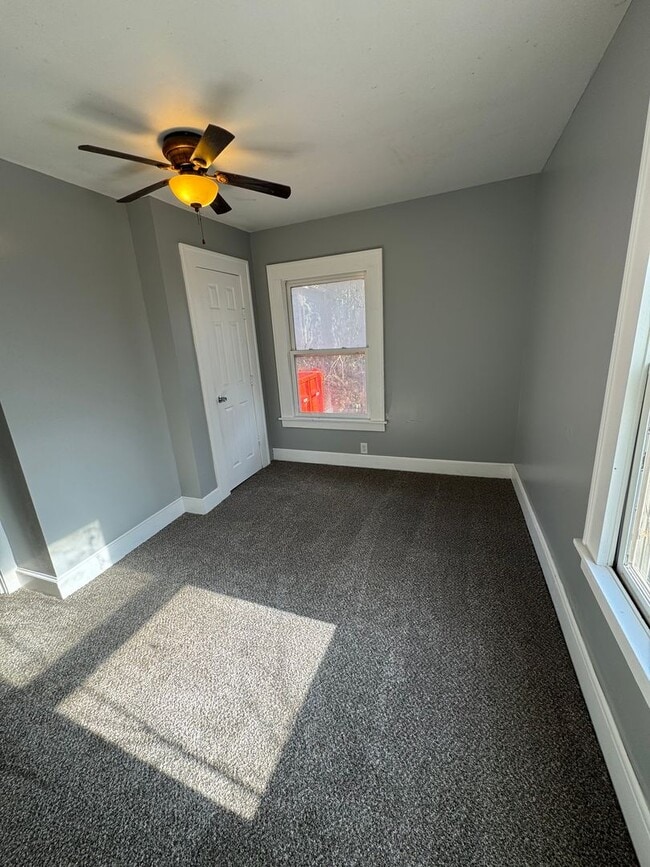 Building Photo - 3 bedroom/1 bath house