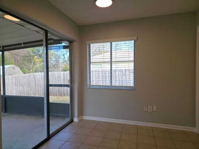 Building Photo - Freshly Updated 2/1 House with Garage in Deltona!