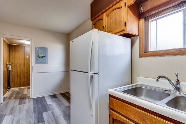 Building Photo - 1616 E Funston St