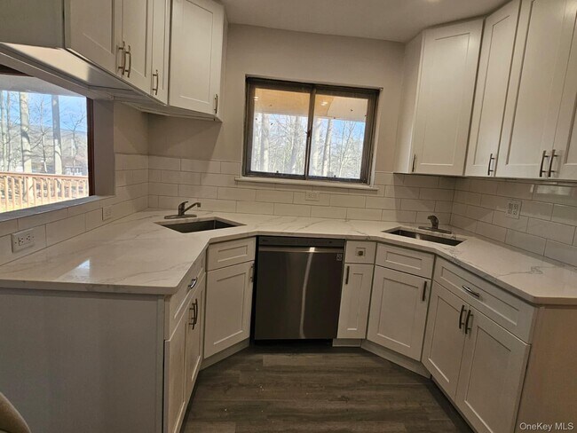 Building Photo - 3 Glenbrook Rd