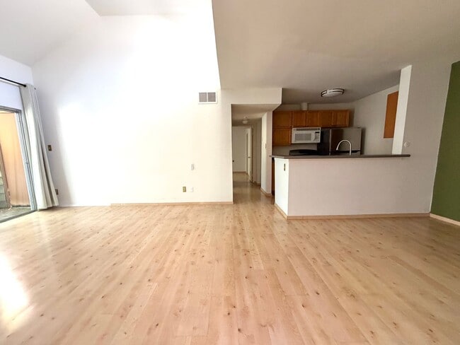 Building Photo - Bright & Updated 2bed 1 bath Tarzana Condo in Gated Community!