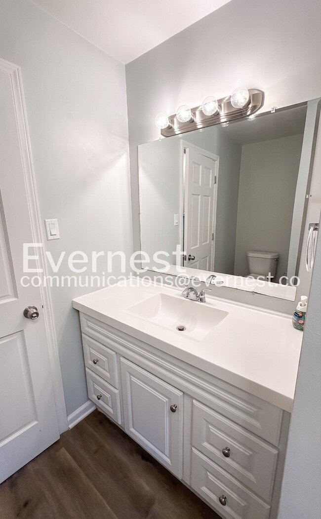 Building Photo - 735 Hillcrest Dr