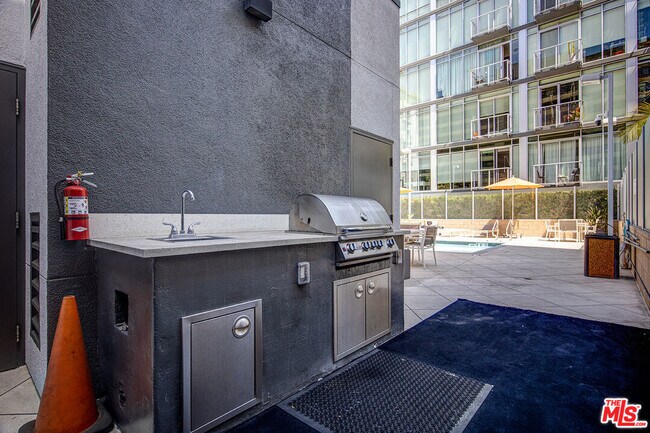 Building Photo - 645 W 9th St