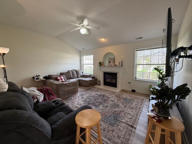 Building Photo - Spacious 4BR Home in Seven Oaks with Garage & Fenced Yard