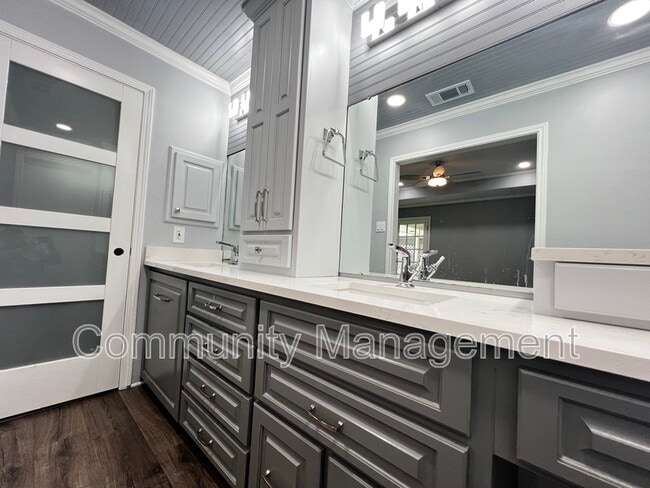 Building Photo - 13741 Willowridge Ave