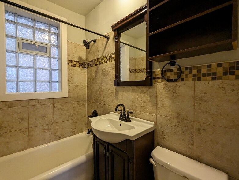 Building Photo - 542 W Surf St