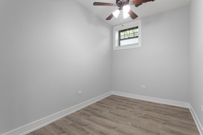 Building Photo - 1062 W Glenlake Ave