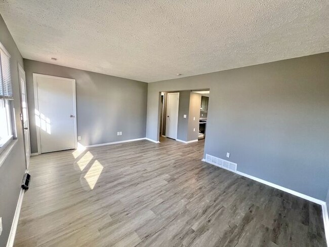 Building Photo - Newly remodeled duplex in Monroe