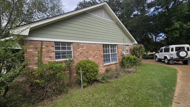 Building Photo - 405 Brentwood Dr