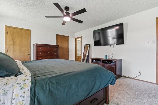 Building Photo - Spacious 3 bedroom 2 bath home with Solar Panels