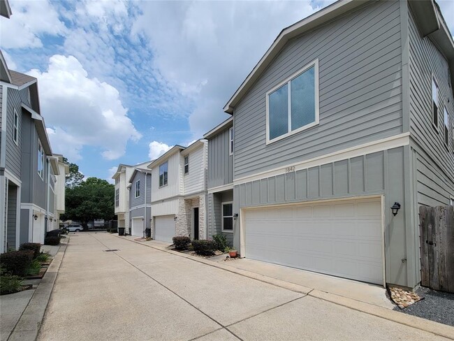 Building Photo - 1842 Parana Dr
