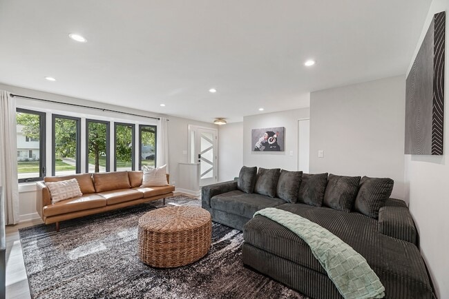 Building Photo - 208 W Hartford Dr