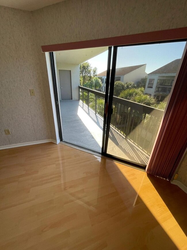Building Photo - Calusa 403DN