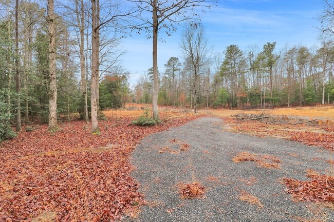 Building Photo - Country Living in New Kent County!