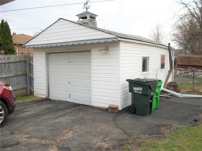 Building Photo - 2 Bedroom Single Family Home with Garage