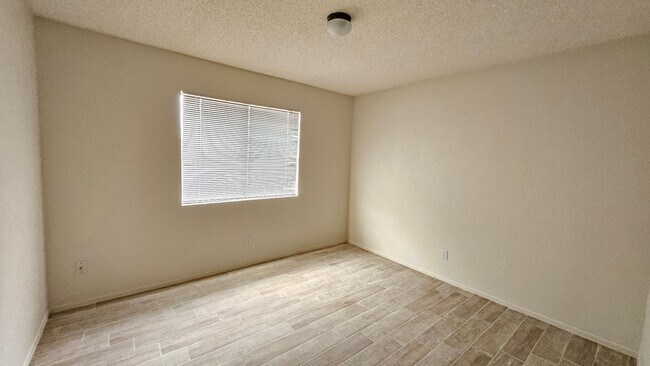 Building Photo - Spacious 3-Bed, 2-Bath Home with Natural Gas in California City – Convenient & Cozy!