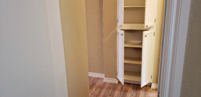 Building Photo - 1304 W Walnut Ave