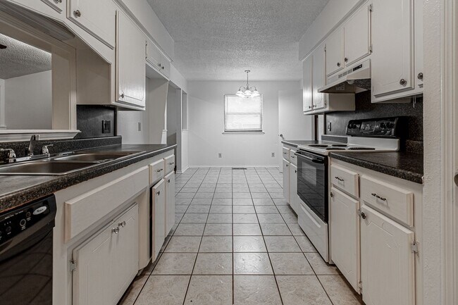 Building Photo - 3 Bed 2 Bath in OKC!