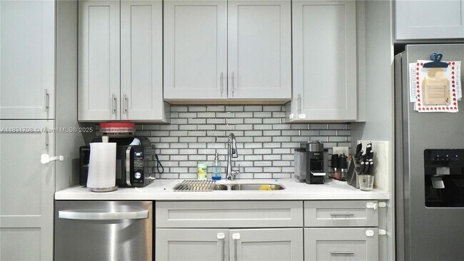 Building Photo - 741 E Coco Plum Cir