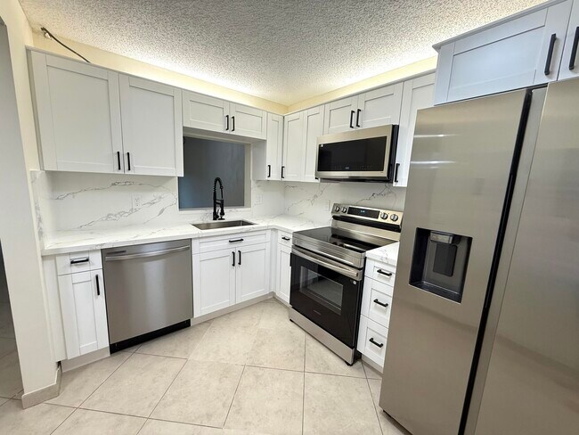 Building Photo - 6649 Somerset Dr