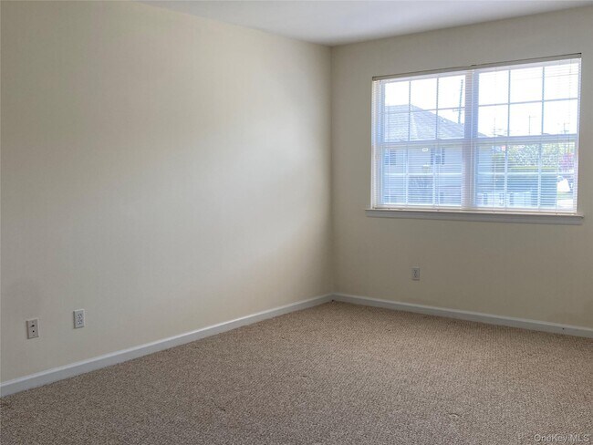 Building Photo - 594 W Montauk Hwy