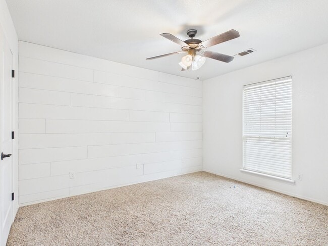 Building Photo - 4 bedroom in City View!