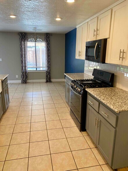 Building Photo - 3073 Fowler Ave