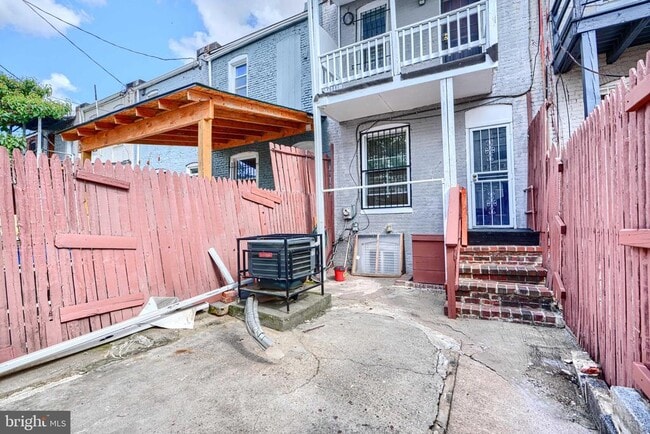 Building Photo - 2715 E Monument St