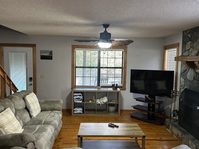 Building Photo - 155 April Ln