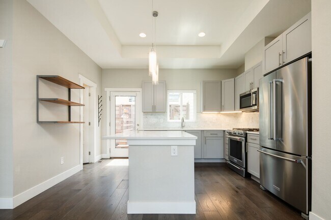 Building Photo - Modern 3 bed / 4 bath, 3 story townhome!