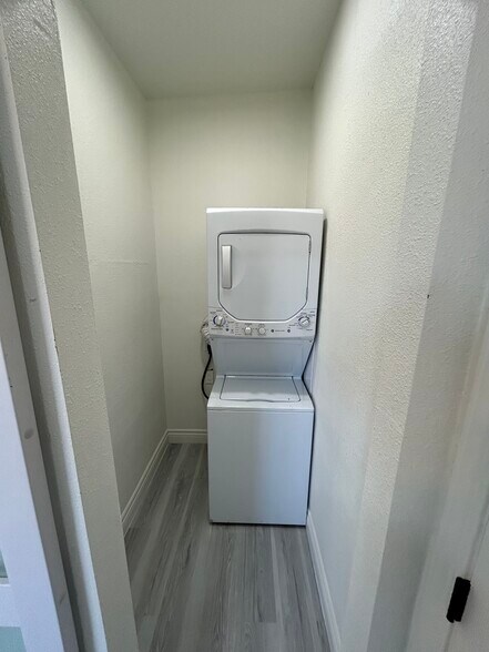 Unit A - 210 W Monroe Ave