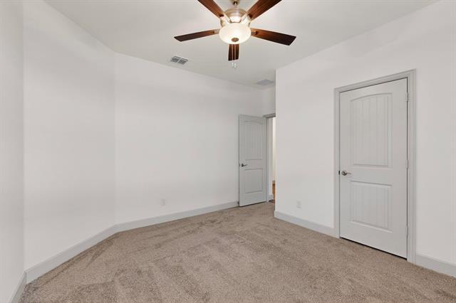 Building Photo - 560 Oak Crk Dr