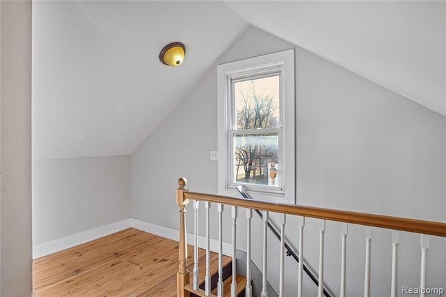 Building Photo - 565 W Saratoga St