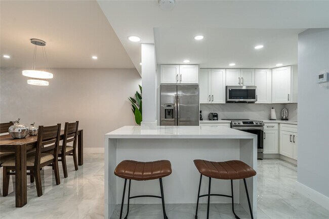 Building Photo - 9523 S Hollybrook Lake Dr