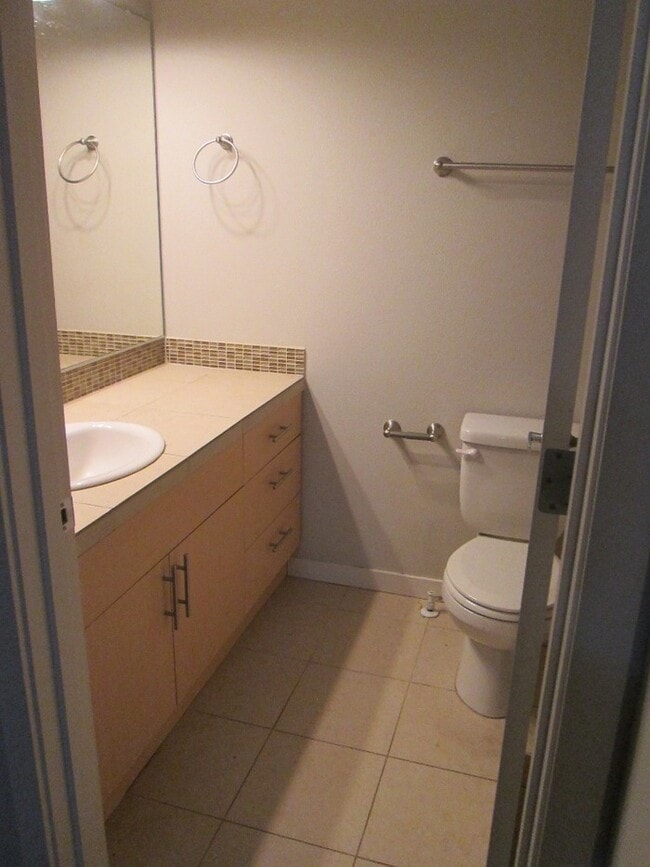 Building Photo - Spacious Two Bedroom Townhome