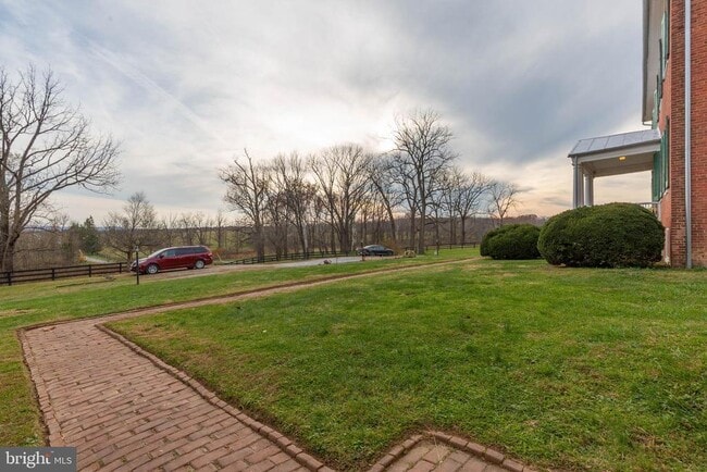 Building Photo - 562 Smithfield Ln