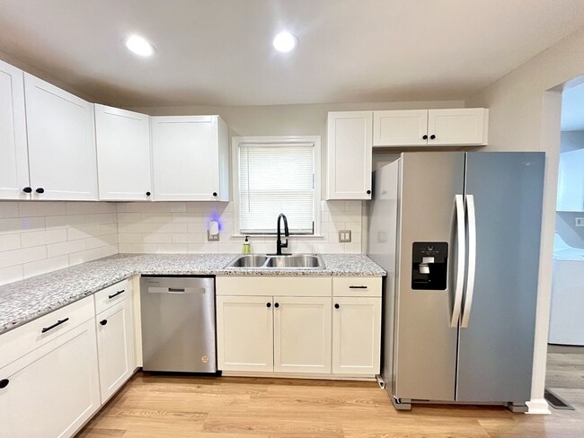 Building Photo - 907 Idlewild Dr