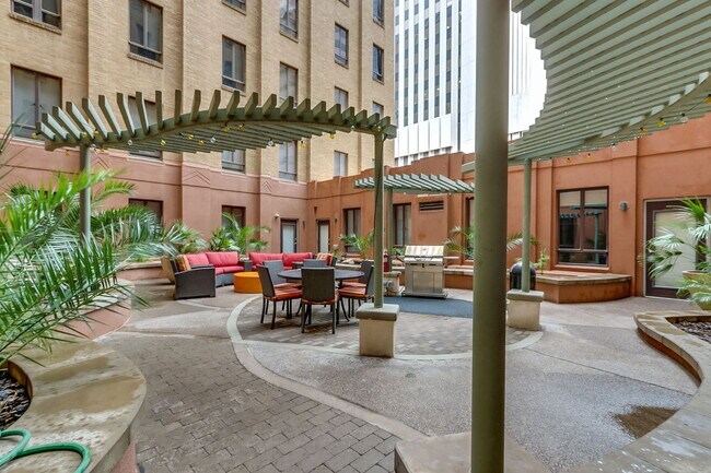 Building Photo - 114 W Adams St