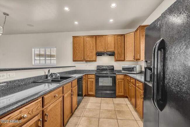 Building Photo - 902 E Madeline Dr