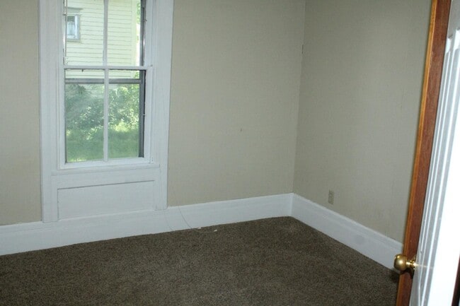 Building Photo - 119 Elm St