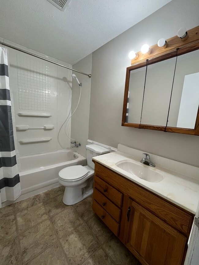 Building Photo - 4 Bed/2 Bath Rental Home with Fenced in Yard!