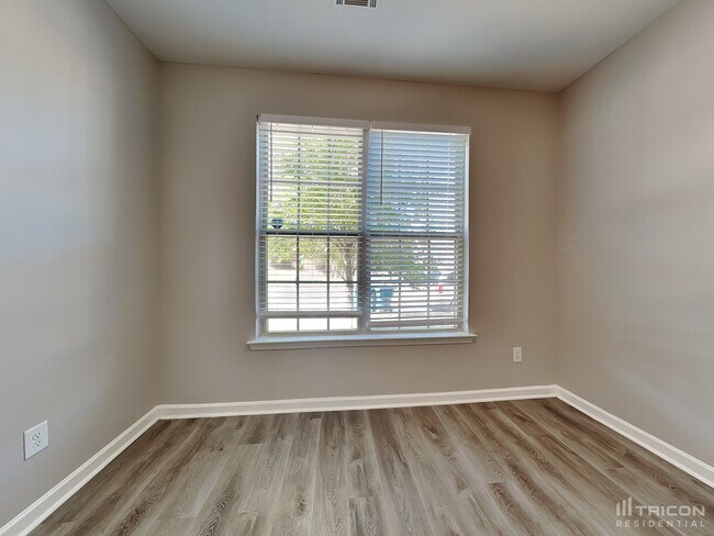 Building Photo - 528 Tulip Ln
